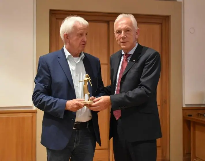 Oberbürgermeister Harry Mergel verabschiedet Stadtrat Karl-Heinz Kübler mit einem goldenen Käthchen aus dem Gemeinderat. 