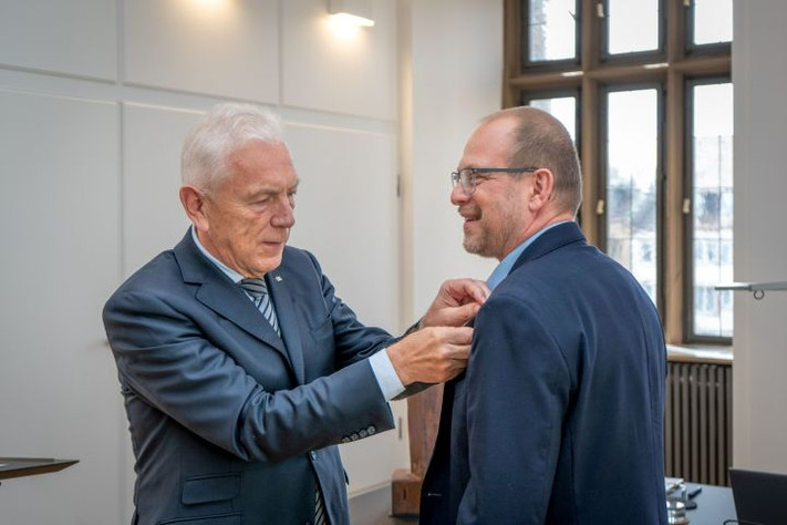 Das Bild zeigt Oberbürgermeister Harry Mergel bei der Verleihung der Landes-Ehrennadel an Markus Scheffler im Rathaus.  (Foto: Stadt Heilbronn/J. Nowak)