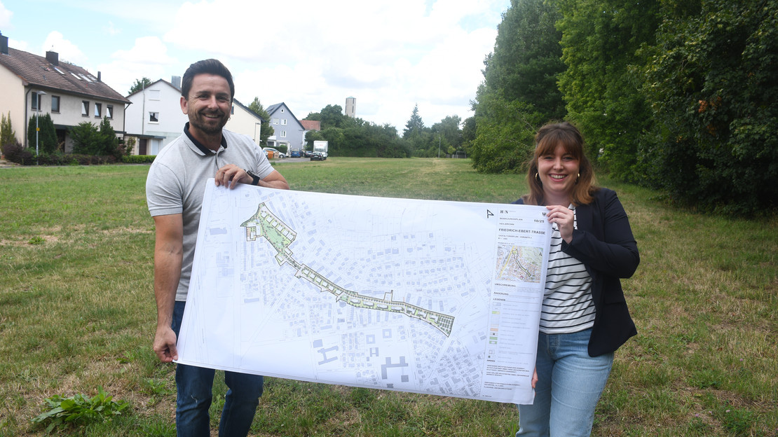 Zwei Stadt- und Raumplaner zeigen einen großen Plan für die Entwicklung des Baugebiets Friedrich-Ebert-Trasse. iesenareal sind neue Wohnflächen geplant.