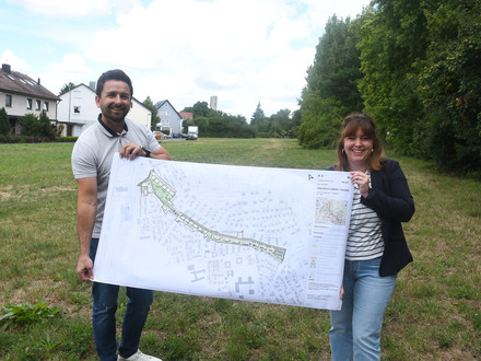 Zwei Stadt- und Raumplaner zeigen einen großen Plan für die Entwicklung des Baugebiets Friedrich-Ebert-Trasse. iesenareal sind neue Wohnflächen geplant. 