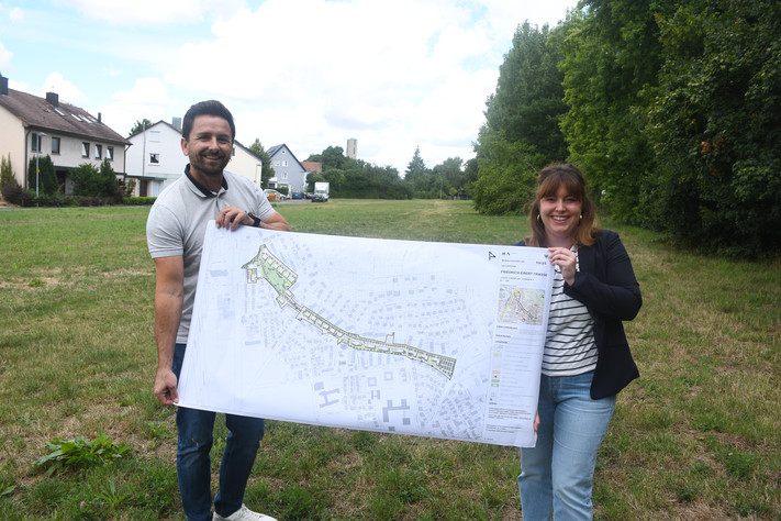Zwei Stadt- und Raumplaner zeigen einen großen Plan für die Entwicklung des Baugebiets Friedrich-Ebert-Trasse. iesenareal sind neue Wohnflächen geplant. 