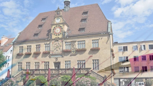 Man sieht das Rathaus und ein symbolisches Balkendiagramm