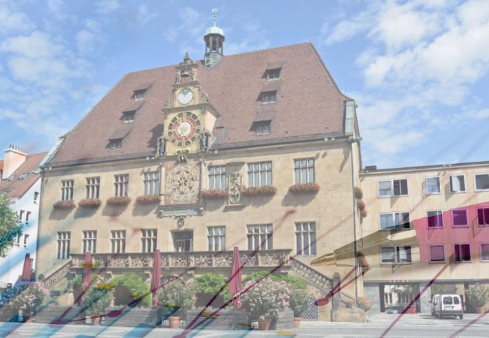 Man sieht das Rathaus und ein symbolisches Balkendiagramm