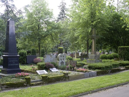 Das Bild zeigt eine Gräberzeile auf dem Heibronner Hauptfriedhof. Im November gibt es viele Feiertage zum Gedenken an die Verstorbenen.