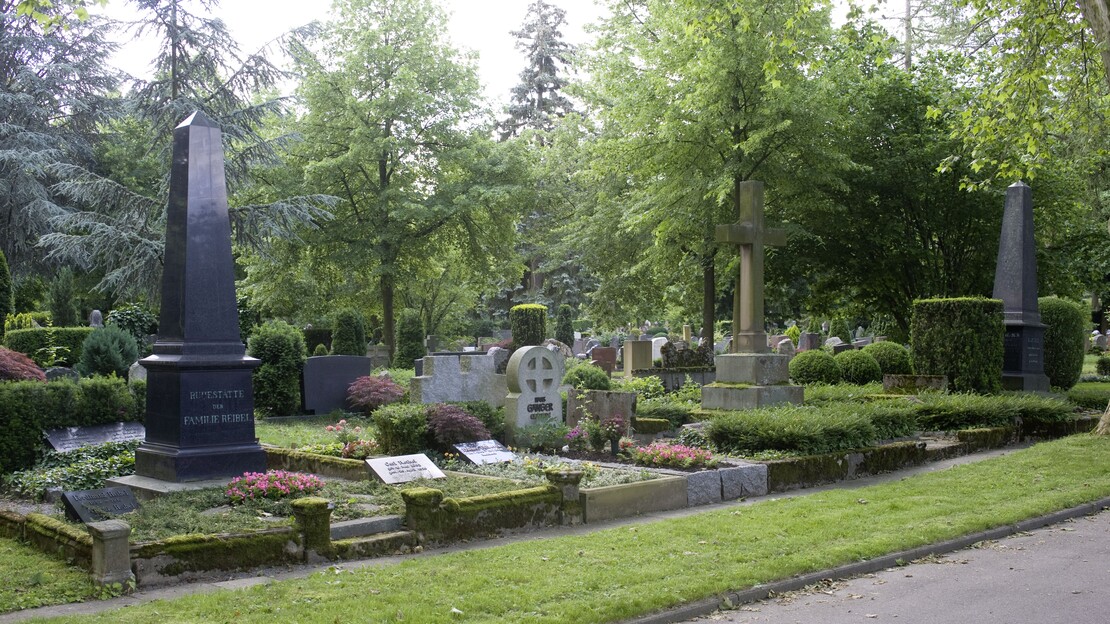 Das Bild zeigt eine Gräberzeile auf dem Heibronner Hauptfriedhof. Im November gibt es viele Feiertage zum Gedenken an die Verstorbenen. 