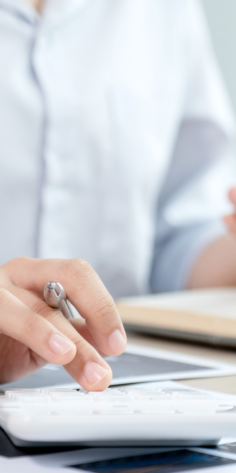 Eine Person, die eine Kalkulation berechnet