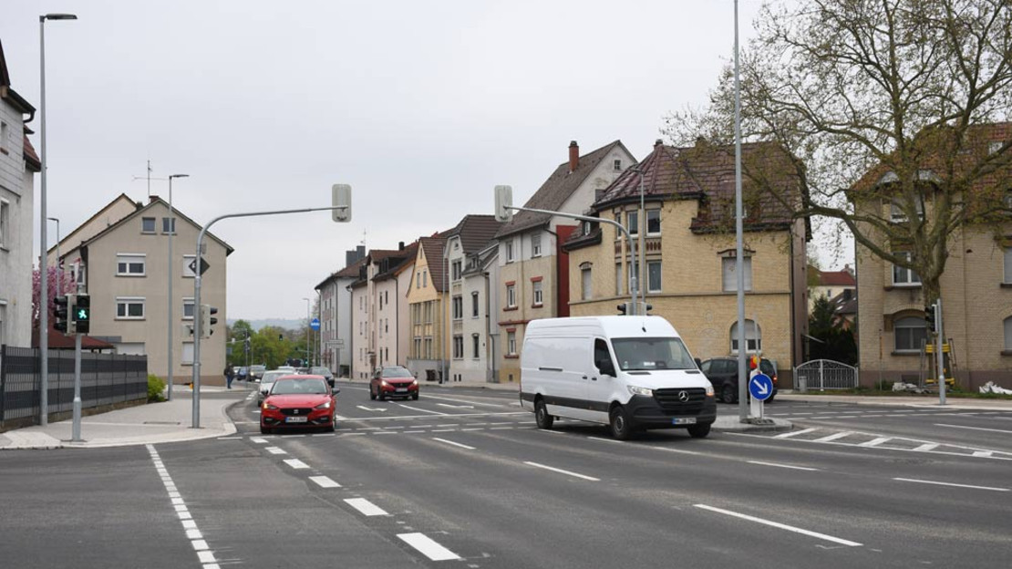 Zwei Linksabbiegespuren führen neuerdings von der Wilhelm-Leuschner-Straße Richtung Sonnenbrunnen (B 293).