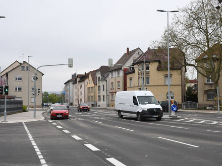 Zwei Linksabbiegespuren führen neuerdings von der Wilhelm-Leuschner-Straße Richtung Sonnenbrunnen (B 293). 