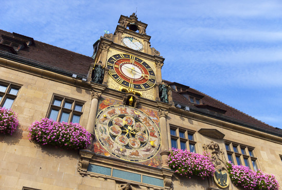 Detailaufnahme der Kunstuhr am Heilbronner Rathaus. 