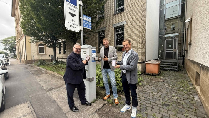 Bürgermeister Andreas Ringle, Leiter des Amts für Straßenwesen Thomas Feiert und Philipp Zimmermann von „smartparking“ freuen sich über komfortableres Parken in Heilbronn. Foto: Stadt Heilbronn
