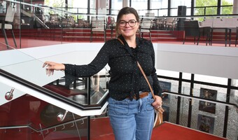 Das Bild zeigt die neue Intendantin Solvejg Bauer auf den Treppen des Heilbronner Theaters.