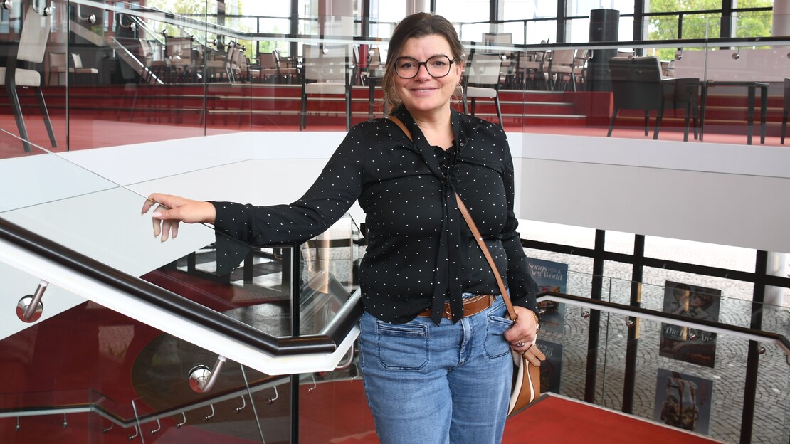 Das Bild zeigt die neue Intendantin Solvejg Bauer auf den Treppen des Heilbronner Theaters.