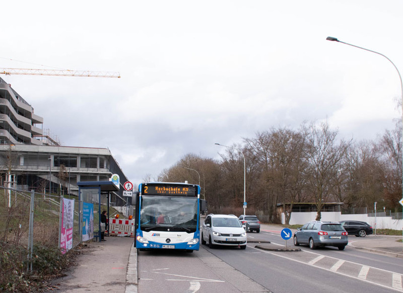 Römerstraße mit Bus an der Haltestelle "Freibad Gesundbrunnen"