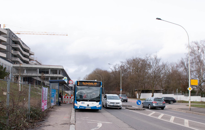 Römerstraße mit Bus an der Haltestelle "Freibad Gesundbrunnen"