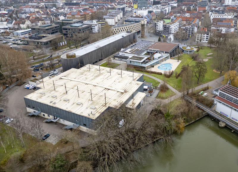 Das Luftbild zeigt die Eissporthalle der Stadt im Hospitalgrün. Hier wird die Saisoneröffnung des Heilbronner Eishockey Club mit den Teams der Falken und der Eisbären stattfinden. 
