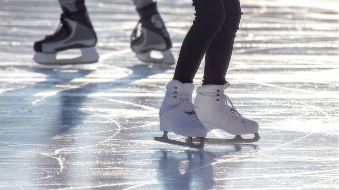 Schlittschuhläufer auf einer Eisfläche