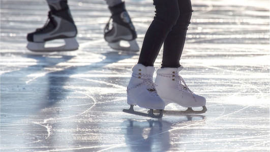 Schlittschuhläufer auf einer Eisfläche