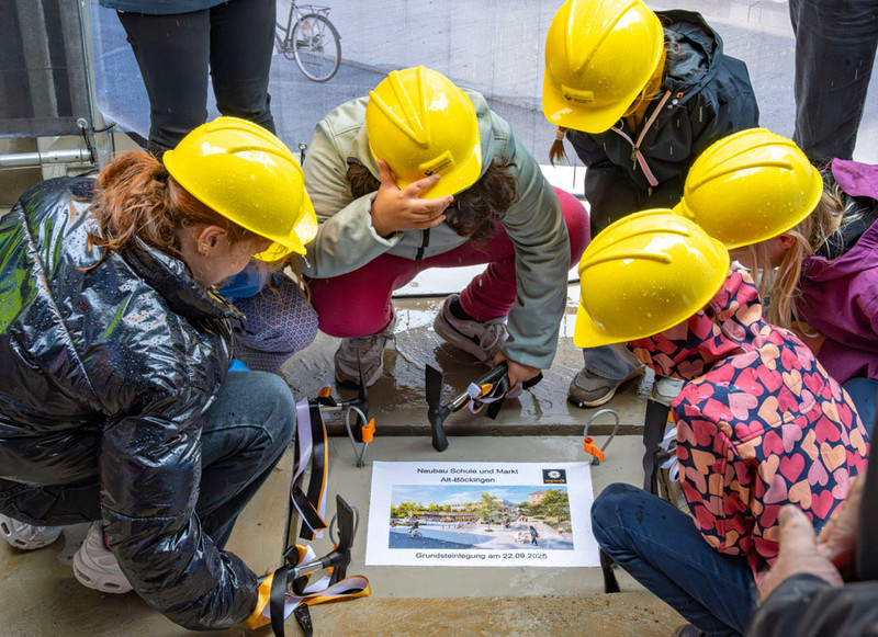 Schülerinnen der Grundschule Alt-Böckingen klopfen die Bodenplatte fest.  