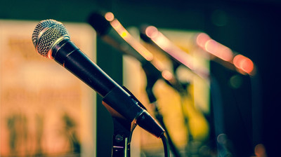 Mikrofone auf der Bühne