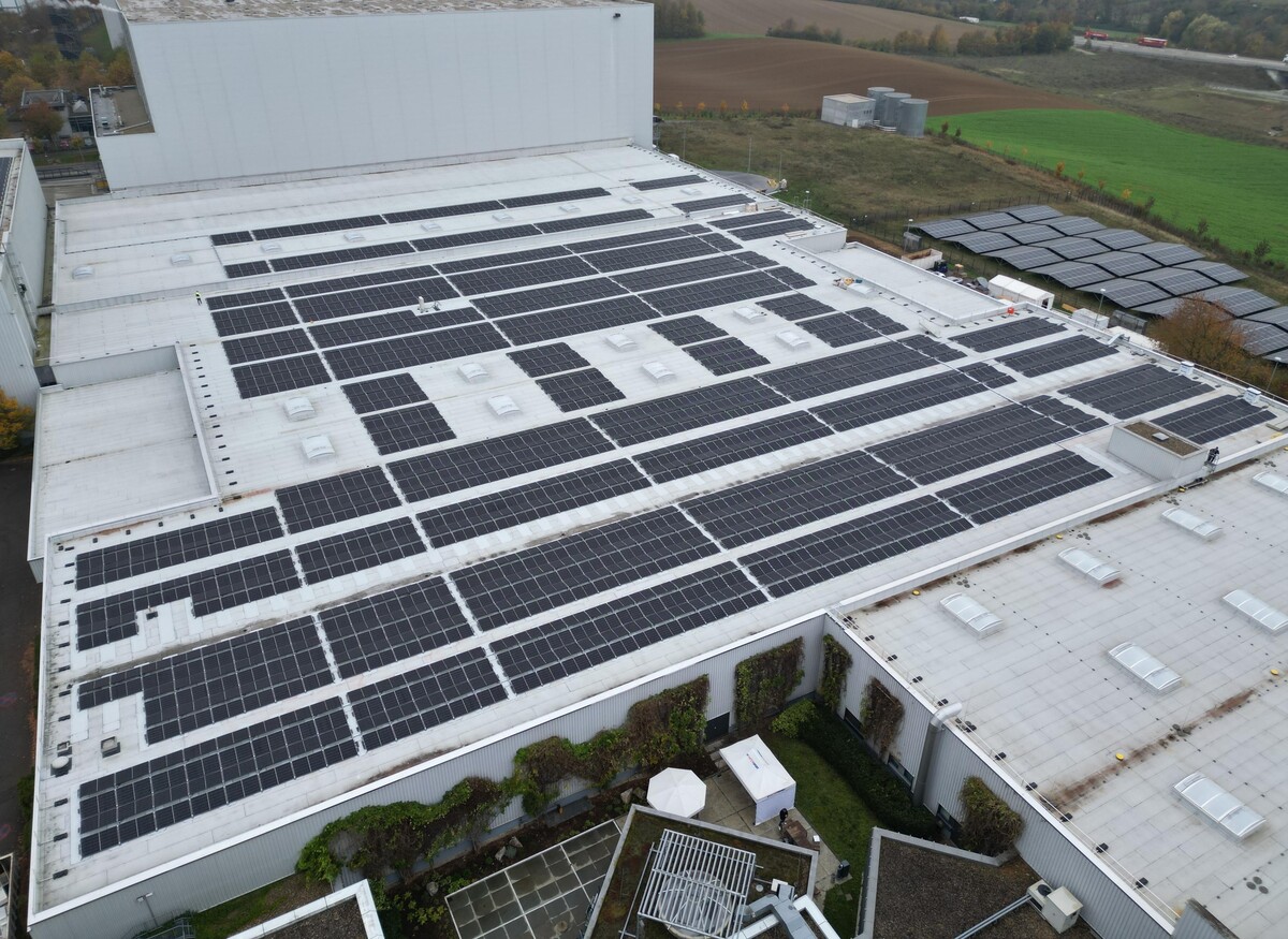 Ein Luftbild der PV-Anlage der Intersport Zentrale