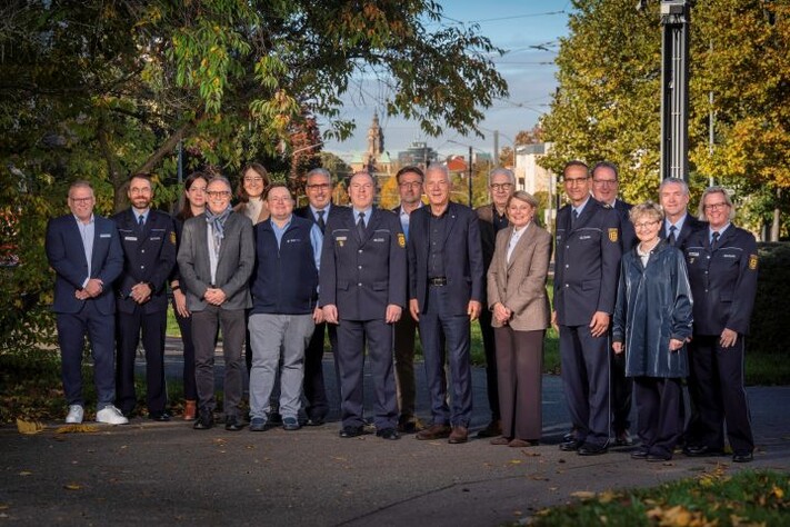 Auf dem Foto von links: Erster Kriminalhauptkommissar Belz, Kriminaldirektor Schwab, Frau Izquierdo, Herr Eberhardt, Frau Weißert, Herr Zickler, Erster Polizeihauptkommissar Gurr, Polizeipräsident Spitzmüller, Leitender Kriminaldirektor Söhner, Oberbürgermeister Mergel, Erster Bürgermeister Diepgen, Frau Bürgermeisterin Christner, Polizeivizepräsident Geistler, Regierungsdirektor Noe (Polizei), Frau Ostermann, Erster Polizeihauptkommissar Pfeifer, Leitende Polizeidirektorin Weispfenning Foto: Polizeipräsidium Heilbronn