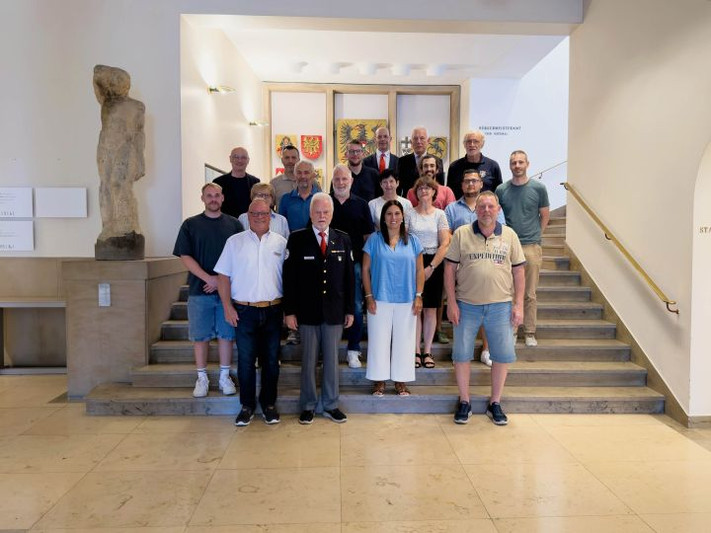 Das Bild zeigt die in diesem Jahr ausgezeichneten Blutspenderinnen und Blutspender des DRK (Foto: Stadt Heilbronn)