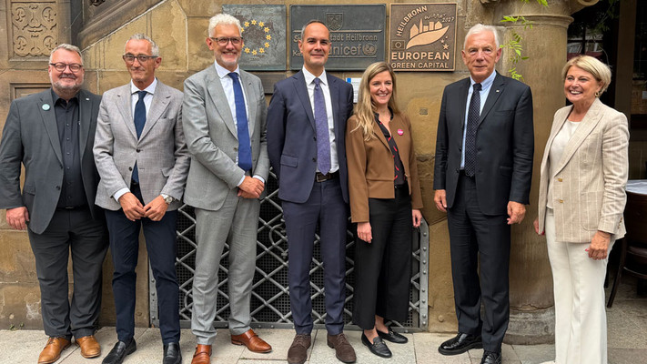 V.r. Bürgermeisterin Agnes Christner, Oberbürgermeister Harry Mergel, Julia Hufnagel, Leiterin Abteilungsleiterin Strategie und Projektleiterin für das EGC-Jahr, Mattia Pellegrini, Europäische Kommission, Bürgermeister Marco Out, Stadt Assen, Francesco Ghelardi, Stadt Siena, und Bürgermeister Andreas Ringle. Foto: Stadt Heilbronn