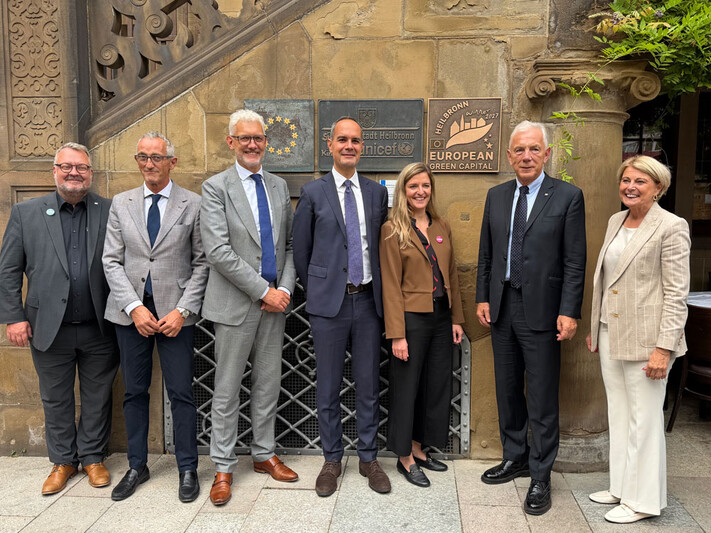 V.r. Bürgermeisterin Agnes Christner, Oberbürgermeister Harry Mergel, Julia Hufnagel, Leiterin Abteilungsleiterin Strategie und Projektleiterin für das EGC-Jahr, Mattia Pellegrini, Europäische Kommission, Bürgermeister Marco Out, Stadt Assen, Francesco Ghelardi, Stadt Siena, und Bürgermeister Andreas Ringle. Foto: Stadt Heilbronn