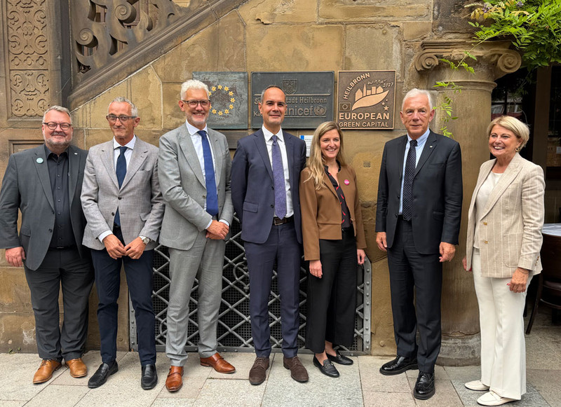 V.r. Bürgermeisterin Agnes Christner, Oberbürgermeister Harry Mergel, Julia Hufnagel, Leiterin Abteilungsleiterin Strategie und Projektleiterin für das EGC-Jahr, Mattia Pellegrini, Europäische Kommission, Bürgermeister Marco Out, Stadt Assen, Francesco Ghelardi, Stadt Siena, und Bürgermeister Andreas Ringle. Foto: Stadt Heilbronn
