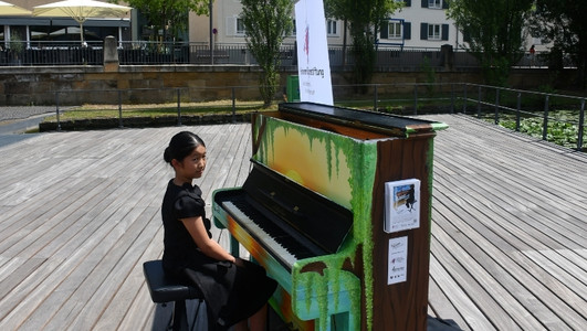 Jingtong Zhang, Musikschülerin der städtischen Musikschule, eröffnet am Klavier „Sommerabend“ die „Spiel mich“-Aktion. 