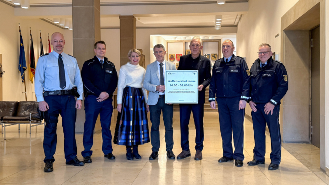 v.l.n.r. Sven Zaharanski (Revierverantwortlicher Bundespolizei), Hr. Pescht (Bundespolizei, Stv. Inspektionsleiter und Leiter Einsatz), Bürgermeisterin Agnes Christner, Prof. Dr. Dieter Hermann, Oberbürgermeister Harry Mergel, Polizeipräsident Frank Spitzmüller, Polizeisprecher Frank Belz . Foto: Stadt Heilbronn