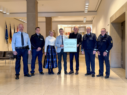 v.l.n.r. Sven Zaharanski (Revierverantwortlicher Bundespolizei), Hr. Pescht (Bundespolizei, Stv. Inspektionsleiter und Leiter Einsatz), Bürgermeisterin Agnes Christner, Prof. Dr. Dieter Hermann, Oberbürgermeister Harry Mergel, Polizeipräsident Frank Spitzmüller, Polizeisprecher Frank Belz . Foto: Stadt Heilbronn