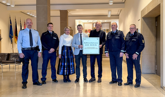 v.l.n.r. Sven Zaharanski (Revierverantwortlicher Bundespolizei), Hr. Pescht (Bundespolizei, Stv. Inspektionsleiter und Leiter Einsatz), Bürgermeisterin Agnes Christner, Prof. Dr. Dieter Hermann, Oberbürgermeister Harry Mergel, Polizeipräsident Frank Spitzmüller, Polizeisprecher Frank Belz . Foto: Stadt Heilbronn