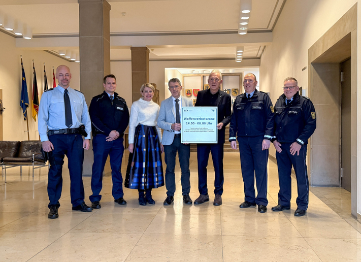 v.l.n.r. Sven Zaharanski (Revierverantwortlicher Bundespolizei), Hr. Pescht (Bundespolizei, Stv. Inspektionsleiter und Leiter Einsatz), Bürgermeisterin Agnes Christner, Prof. Dr. Dieter Hermann, Oberbürgermeister Harry Mergel, Polizeipräsident Frank Spitzmüller, Polizeisprecher Frank Belz . Foto: Stadt Heilbronn
