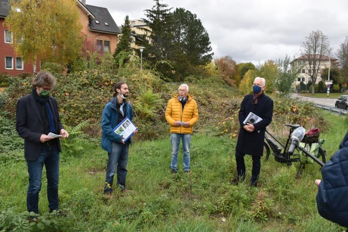 Übergabe der Unterschriftenliste am Südportal des Lerchenbergtunnels (v.l.)Hartmut Seitz-Bay, Martin Bücker, Oberbürgermeister Harry Mergel, Wolf Theilacker 