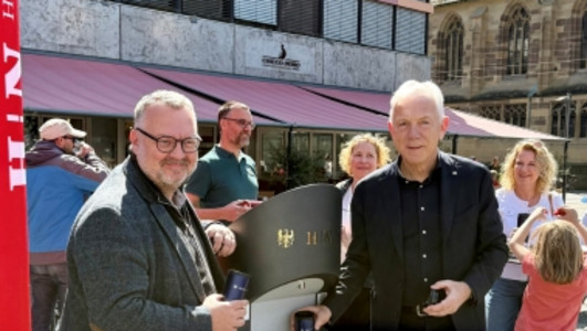 Oberbürgermeister Harry Mergel (r.)und Bürgermeister Andreas Ringle erfrischen sich bei der Einweihung des Trinkbrunnens selbst mit einem Schluck Wasser. 
