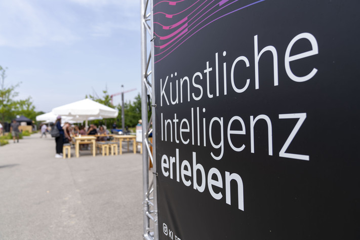 Man sieht den Weg zum KI-Festival