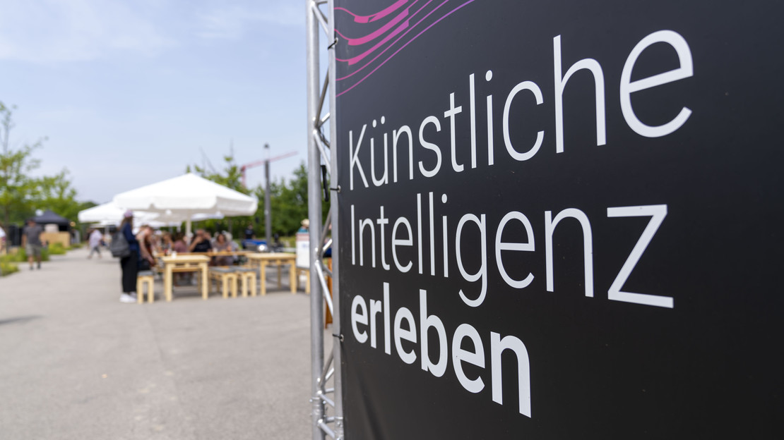 Man sieht den Weg zum KI-Festival