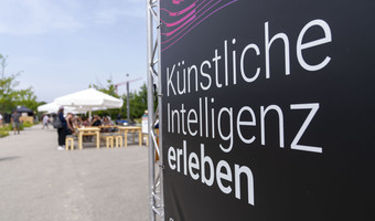 Man sieht den Weg zum KI-Festival