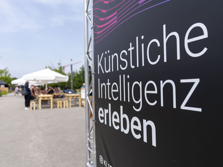Man sieht den Weg zum KI-Festival