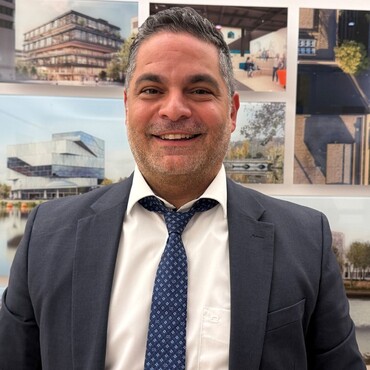 Foto von Toni Sabo im Anzug vor Bildergalerie Heilbronner Motive