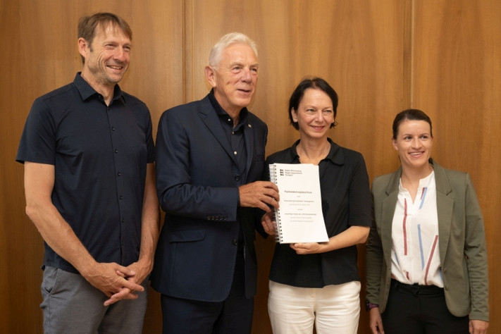 Bei der Übergabe des Planfeststellungsbeschlusses für das wichtige Projekt Nordumfahrung: (v. li.) Thomas Feiert, Leiter Amt für Straßenwesen, Oberbürgermeister Harry Mergel, Regierungspräsidentin Susanne Bay und Lena Vogt, Koordinierungsstelle Abteilung Straßen und Verkehr im Regierungspräsidium. (Foto: Stadt Heilbronn/Wolter)