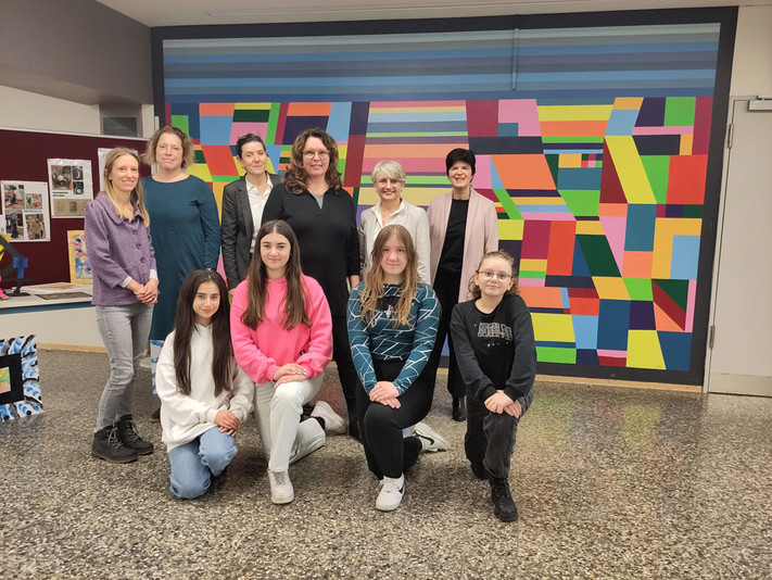 (Hintere Reihe v.l.): Julia Sverak vom Schul-, Kultur- und Sportamt, Stiftungsbeirätin Tanja Sagasser-Beil, Ulrike Dörr-Brucker, Leiterin der Jugendkunstschule, Designerin Martina Rögelein, Schulleiterin Dorothea Piontek und Schulamtsleiterin Karin Schüttler mit Teilnehmerinnen des Kunstateliers. Foto: Stadt Heilbronn