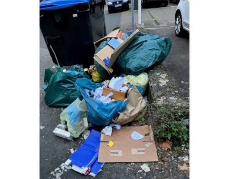 Das Bild zeigt eine Fläche im Glockengießerhof, auf dem viele Müllsäcke illegal an den Straßenrand gestellt wurden. 