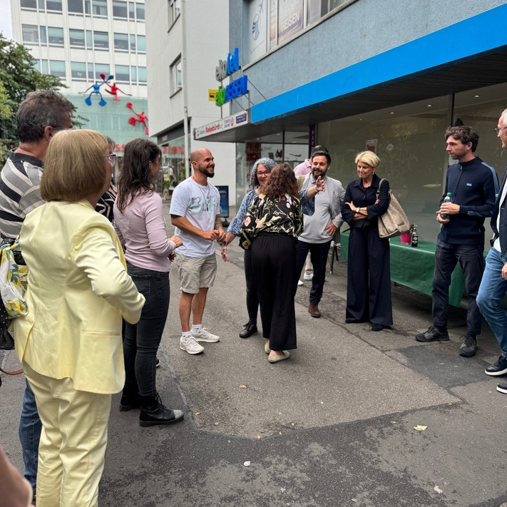 Zahlreiche Besucherinnen und Besucher kamen zur Eröffnung.