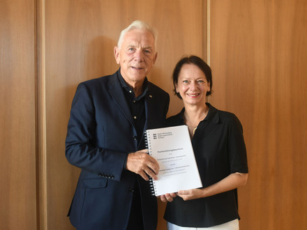 Auf dem Bild zeigen Oberbürgermeister Harry Mergel und Regierungspräsidentin Susanne Bay den Planfeststellungsbeschluss für das wichtige Verkehrsprojekt Nordumfahrung. 
