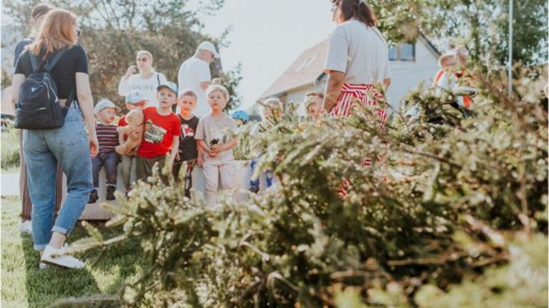 Kinder und Erwachsene stehen gemeinsam in einem Garten. Foto: Pexels/Helen