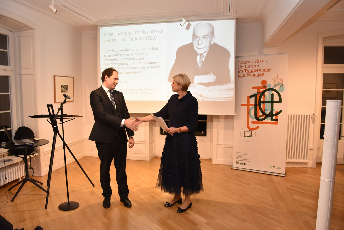 Bürgermeisterin Agnes Christner gratuliert dem Preisträger 2022 Raphael Schäfer im Literaturhaus Heilbronn.