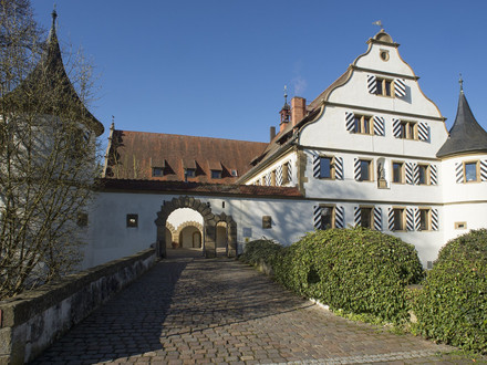 Das Bild zeigt das Deutschordensschloss in Kirchhausen. Es ist ein besonderer Ort für Trauungen in der Stadt Heilbronn.