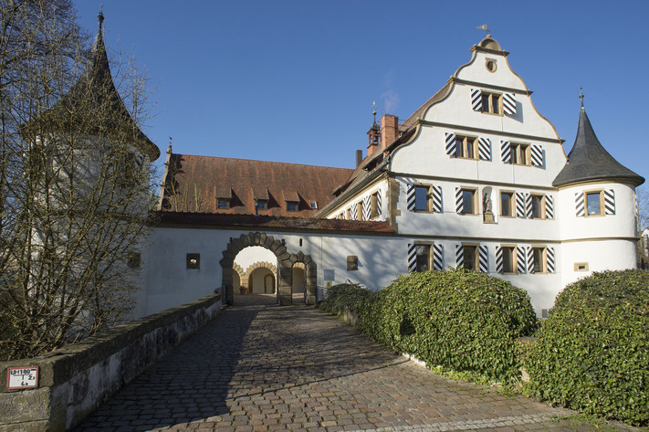 Das Bild zeigt das Deutschordensschloss in Kirchhausen. Es ist ein besonderer Ort für Trauungen in der Stadt Heilbronn.